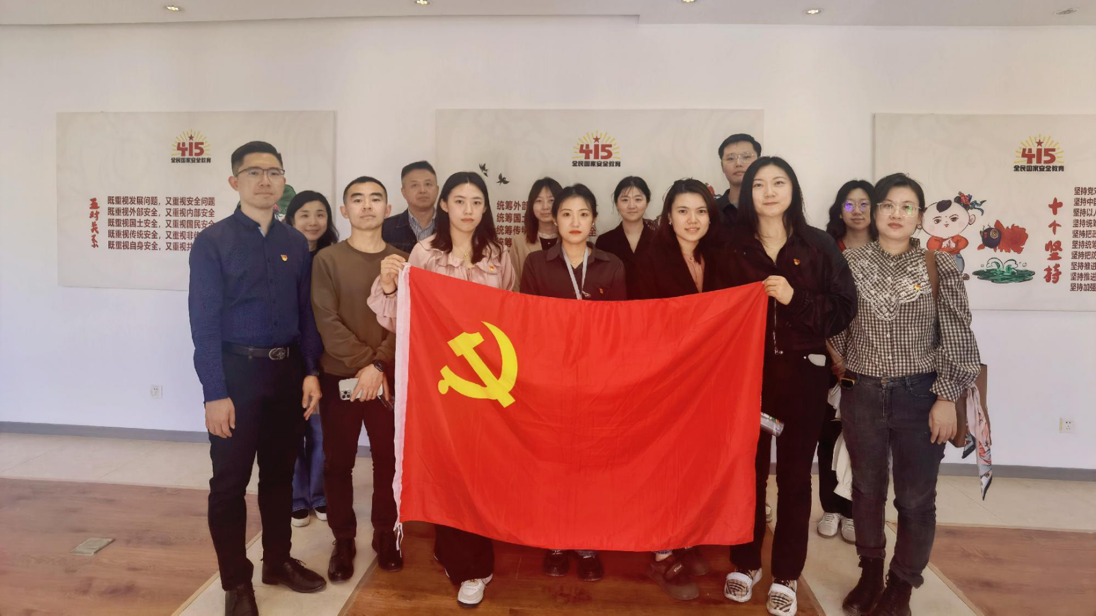 黑料
党委组织参观国家安全系列展览