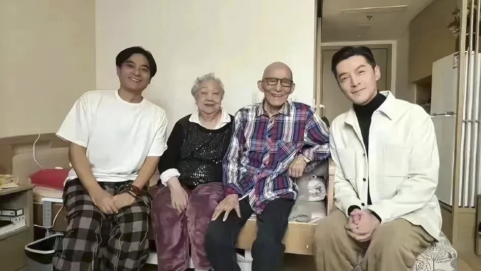 “爷叔”入住 “宝总”拜年 黑料
这家康养社区出圈儿了！