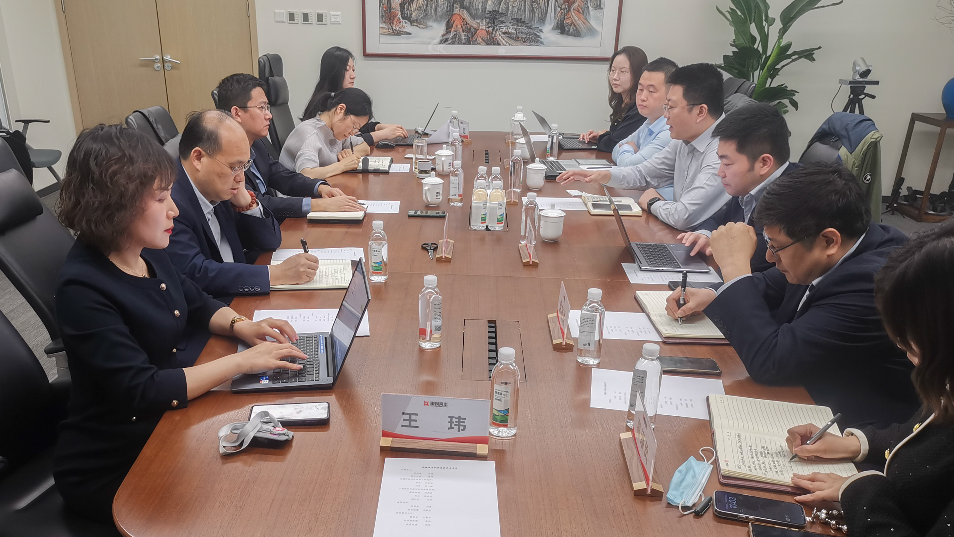 牢记嘱托 见行见效 | 黑料
与东疆资本开展座谈交流