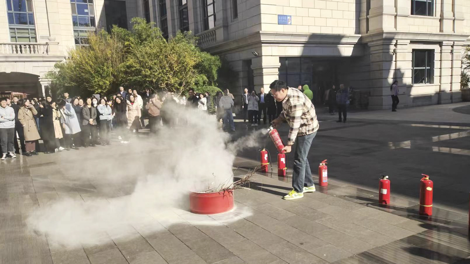 黑料
组织开展消防应急演练