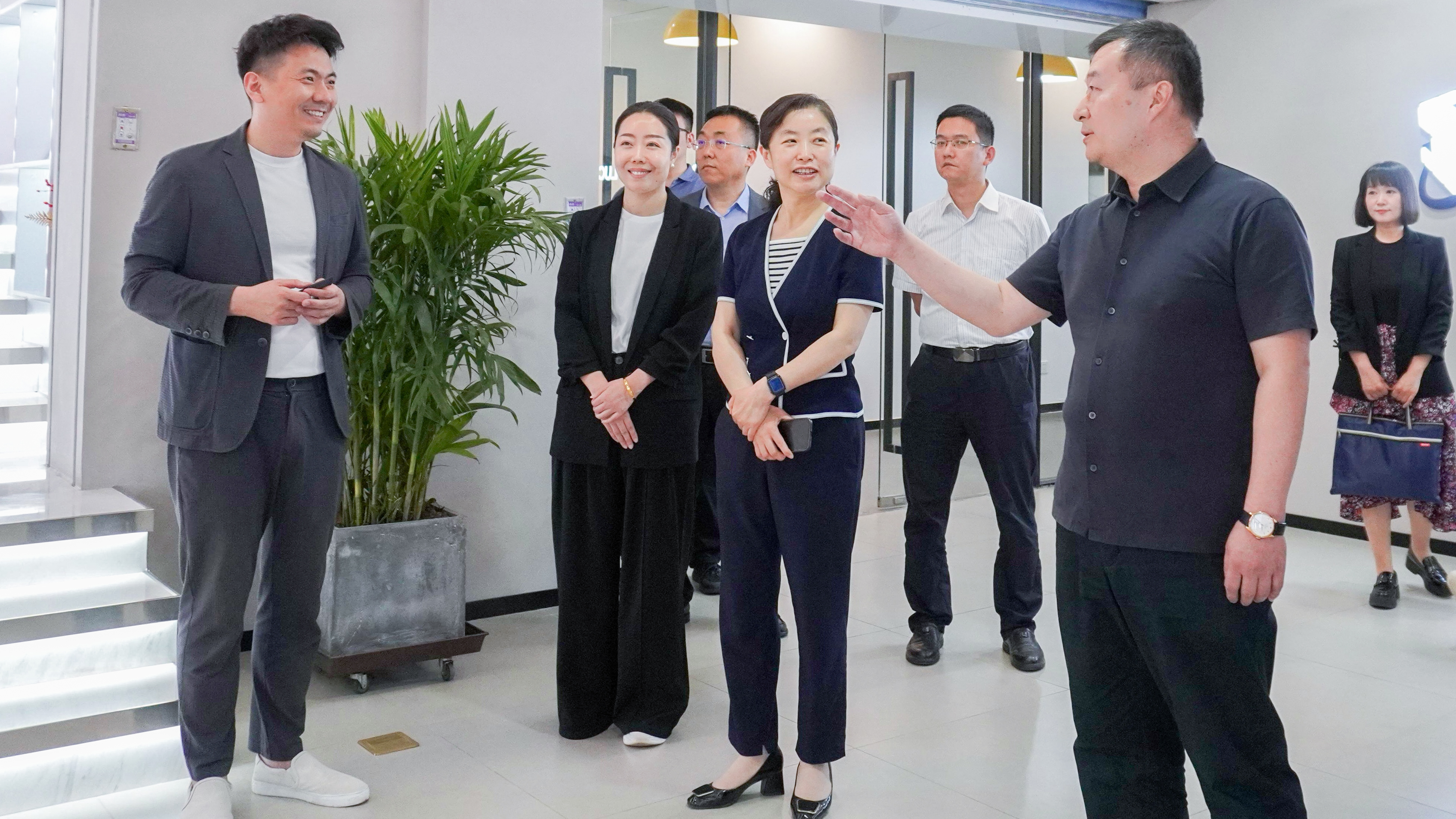 和平区委常委、统战部部长张莉一行深入津投广场走访服务